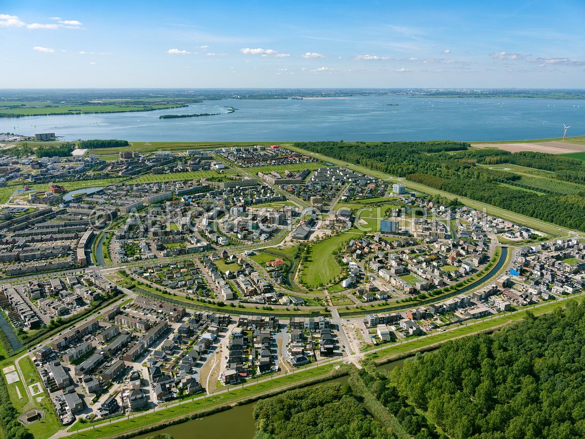 Almere Poort, de wijk Homeruskwartier  is de grootse zelfbouwwijk in Nederland, na voltooiing zal de wijk uit zo'n 3400 woningen bestaan.
©  14 sept 2019 Aerophoto-Schiphol Luchtfotografie  